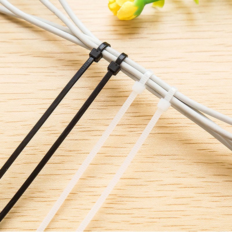 他们在70℃高温的船舱工作为船只过闸护航(图1)